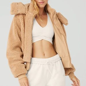 Alo Yoga Foxy Sherpa Jacket. Used. Good condition. Some piling as shown in pics